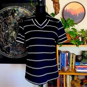 VTG Ted Martin Poly Short Sleeved Top. Back Zipper. Pointed Collar. V Neck. M/L